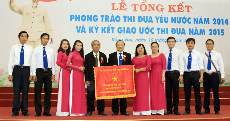 Nhận cờ thi đua yêu nước