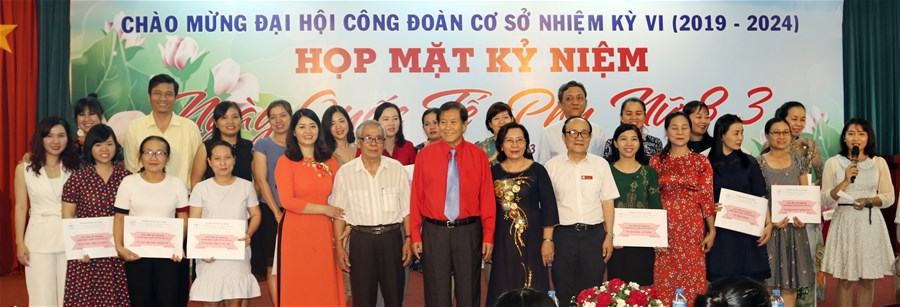 Tại Đại học Lạc Hồng ngày 8/3 còn là dịp để tôn vinh những giá trị cống hiến của tập thể nữ cán bộ, giảng viên, nhân viên nhà trường dành cho sự phát triển của thương hiệu Đại học Lạc Hồng trong suốt 22 năm qua. Với ý nghĩa tích cực đó, sáng ngày (8/3/2019) dưới sự phối hợp của Ban Vì sự tiến bộ phụ nữ, Ban Nữ công và Hội nữ tri thức Đại học Lạc Hồng, gần 300 nữ công đoàn viên của Trường đã có ngày họp mặt ngập tràn hoa và lời chúc tốt đẹp.