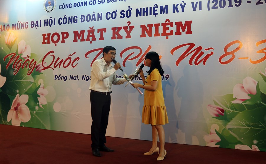 Tại Đại học Lạc Hồng ngày 8/3 còn là dịp để tôn vinh những giá trị cống hiến của tập thể nữ cán bộ, giảng viên, nhân viên nhà trường dành cho sự phát triển của thương hiệu Đại học Lạc Hồng trong suốt 22 năm qua. Với ý nghĩa tích cực đó, sáng ngày (8/3/2019) dưới sự phối hợp của Ban Vì sự tiến bộ phụ nữ, Ban Nữ công và Hội nữ tri thức Đại học Lạc Hồng, gần 300 nữ công đoàn viên của Trường đã có ngày họp mặt ngập tràn hoa và lời chúc tốt đẹp.