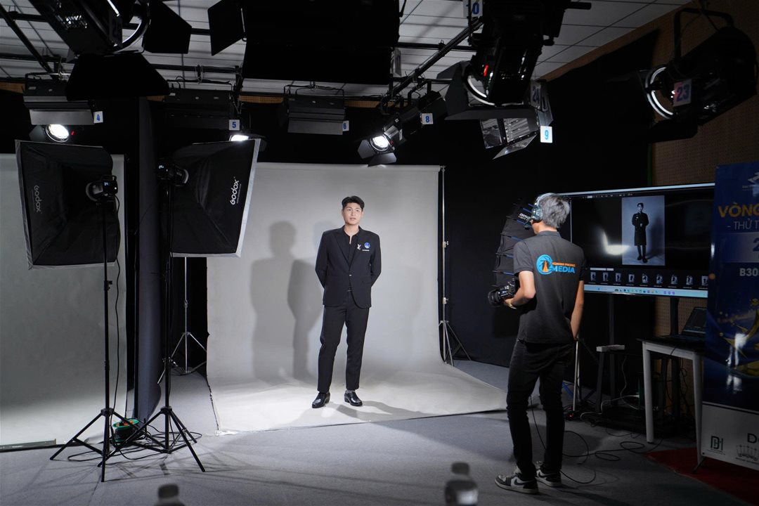 Vòng sơ tuyển Nét đẹp sinh viên Lạc Hồng 2026: 160 thí sinh, chỉ 46 người đi tiếp Dưới góc nhìn của một sân chơi sinh viên, vòng Sơ khảo của Nét đẹp Sinh viên Lạc Hồng 2026 không đơn thuần là bước “lọc hồ sơ”, mà đang dần hé lộ những gương mặt có khả năng định hình cục diện mùa giải. Khi hơn 160 thí sinh bước vào “Thử thách Studio”, điều đọng lại không chỉ là số lượng, mà là sự xuất hiện rõ nét của những cá nhân có chiến lược thể hiện bản thân. Điểm đáng chú ý của mùa giải năm nay nằm ở sự “đồng đều nhưng không hòa lẫn”. Nhiều thí sinh không chọn cách an toàn, mà chủ động xây dựng hình ảnh cá nhân ngay từ vòng đầu tiên. Từ ánh nhìn, cách kiểm soát biểu cảm đến lựa chọn trang phục ở cả 2 lượt thi: Chụp trang phục tự chọn (trắng/đen), Chụp đồng phục Khoa/Ngành - tất cả cho thấy sự chuẩn bị có chủ đích, thay vì chỉ là phản xạ trước ống kính. Ở góc độ chuyên môn, có thể nhận ra một nhóm thí sinh “mạnh” đang dần lộ diện. Họ không nhất thiết là những gương mặt hoàn hảo nhất về ngoại hình, nhưng lại sở hữu những yếu tố quan trọng hơn: khả năng làm chủ không gian, sự ổn định trong phong thái và đặc biệt là tư duy thể hiện bản thân. Trong một thử thách chỉ vỏn vẹn 5 phút, việc tạo ra dấu ấn đủ sâu để được nhớ đến đã trở thành thước đo rõ ràng cho bản lĩnh. Một thay đổi đáng ghi nhận là cách thí sinh tiếp cận cuộc thi. Nếu trước đây, nhiều bạn xem đây là sân chơi trải nghiệm, thì năm nay, không ít thí sinh bước vào với tâm thế của những “người chơi có chiến lược”. Họ hiểu mình cần gì, cần thể hiện điều gì và làm thế nào để khác biệt. Chính điều đó khiến vòng Sơ khảo không còn là bước đệm nhẹ nhàng, mà trở thành “vòng đấu trí” đầu tiên. Tuy nhiên, sự xuất hiện của những gương mặt nổi bật cũng đồng nghĩa với việc cuộc cạnh tranh trở nên khốc liệt hơn. Khi khoảng cách giữa các thí sinh ngày càng thu hẹp, yếu tố quyết định không còn nằm ở vẻ ngoài, mà ở khả năng duy trì phong độ và phát triển qua từng vòng thi. Sơ khảo khép lại, nhưng đồng thời mở ra một bức tranh rõ nét hơn về hành trình phía trước. Những thí sinh “mạnh” đã bắt đầu được gọi tên - không phải bằng danh hiệu, mà bằng cách họ khiến người khác phải nhớ. Và trong một cuộc thi mà dấu ấn cá nhân là “tấm vé đi tiếp”, thì việc được nhớ đến… chính là lợi thế đầu tiên.Top 46 Nét đẹp Sinh viên Lạc Hồng 2026 sẽ chính thức được công bố vào 19:00 ngày 31/03/2026 trên Fanpage Lac Hong University. Một số hình ảnh: